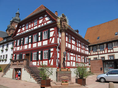 Debonhaus mit der Mariensäule am Marktplatz von Amorbach. 