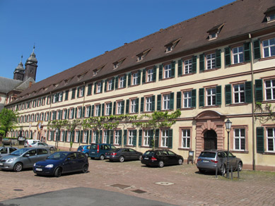 Das  Benediktinerkloster in Amorbach wurde nach der Säkularisierung dem Fürstenhaus zu Leiningen zugesprochen (Schloss Amorbach)