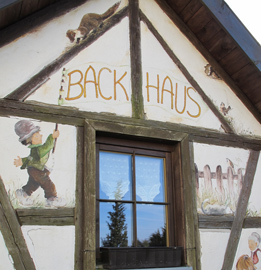 Backhaus im Ortszentrum von Bullau