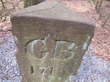 Der Dreilnderstein bei Hesselbach ist gekennzeichnet mit GB, KB und GH