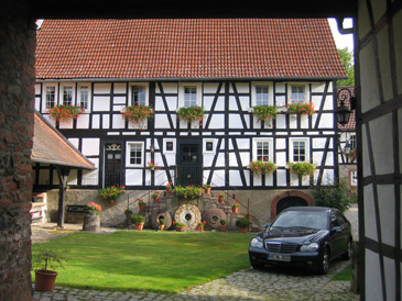 Nibelungensteig: Malerische Fachwerkhuser und Innenhfe schmcken den Ort Schlierbach im Odenwald