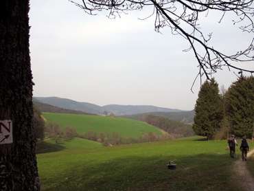 Bei Fahrenberg im Odenwald tritt der Wald zurck und man hat eine gute Aussicht