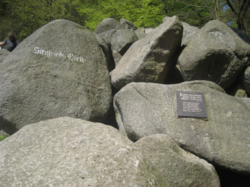Nibelungensteig: Auch am Fue des Felsenmeeres im Odenwald gibt es eine Siegfrieds-Quelle.