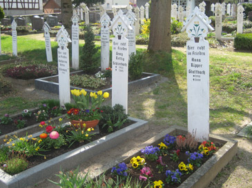 Nibelungensteig: Calvinisten ist das Schmcken der Grber untersagt. Deshalb sind auf dem Friedhof in Schlierbach im Odenwald nur weie bemalte Holzlatten mit einem Blumentopfbild anzutreffen (Stickelbretter)