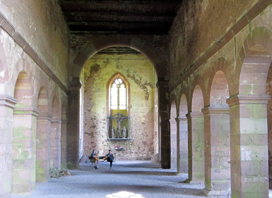 Innenansicht der dreischiffigen Gotthardsbasilika. 