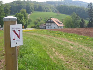 Nibelungensteig am Gumpener Kreuz im Odenwald. Leider ist das Gasthaus im Hintergrund geschlossen