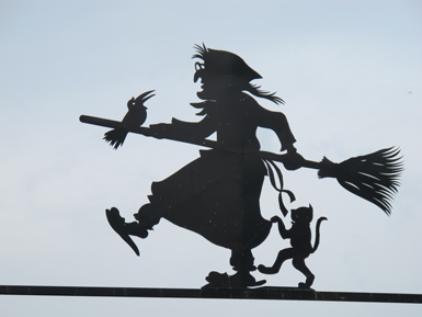 Hinweisschild am  Hexenturm an der Burg Freudenberg 