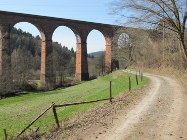 Auch heute noch verluft die Bahnlinie Erbach nach Eberbach ber das Himbchel-Viadukt.