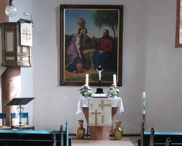 Altarraum der kleinen evangelischen Kirche in Schllenbach