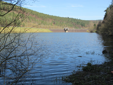 In Richtung der Staumauer ist der Surf- und Segelbereich des Marbach-Stausees.