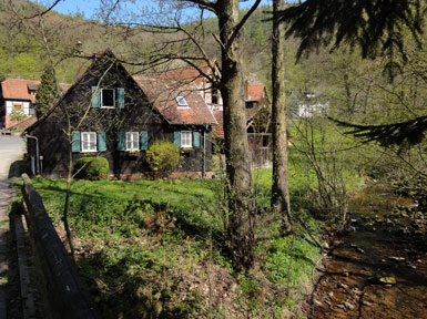 Der Nibelungensteig verluft durch den Weiler Reuenthal, einem Ortsteil von Weilbach