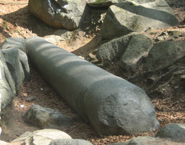 Nibelungensteig: Die 27 Tonnen schwere Riesensule im Felsenmeer wurde von den Rmern etwa um 250 n. Chr. bearbeitet. Man fragt sich, wie sie diese Sule transportieren wollten