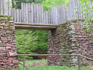 Die Rekonstruktion auf dem  Brgstdter Berg zeigt eine Toranlage des  Ringwalles aus den Jahren 1200 - 700 v.Chr.