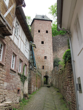 Der Nibelungensteig fhrt durch den Schnatterloch-Turm. Bei starkem Regen fliet das Regenwasser ber eine Rinne zum Marktplatz