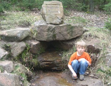 Jung-Siegfried vor der Siegfriedquelle bei Gras-Ellenbach im Odenwald