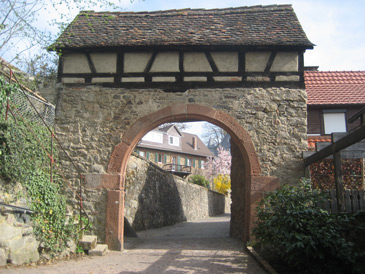 Nibelungensteig: Stadttor unterhalb der Burg von Lindenfels im Odenwald.