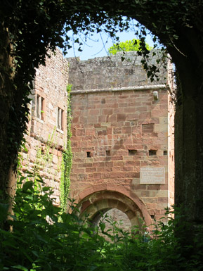 Der Torturm der Wildenberg. Die Burg liegt auf 365 m Hhe ber dem Tal der Mud