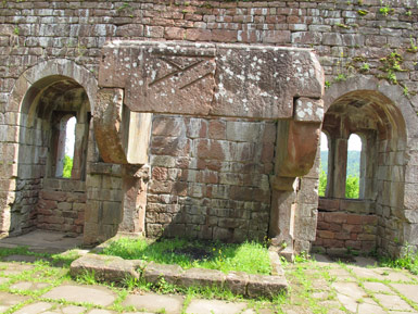 Im Palas  der Burg Wildenberg war der Kamin so monumental, dass so groe Feuer wie hier auf Wildenberg niemand jemals gesehen hat.