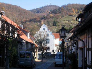Nibelungensteig: Die Scheuergasse von Zwingenberg an der Bergstrae mit Blick zum Melibokus. Im Mittelalter mussten hier in Scheunen die brennbaren Vorrte der Stadt gelagert werden