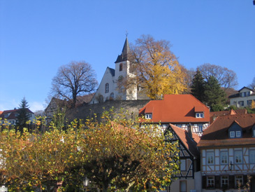 Nibelungensteig: Die evangelische Bergkirche von Zwingenberg an der Bergstrae. Ihr heutiges Aussehen erhielt sie nach der groen Renovierung 1830
