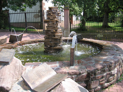 Odenwald. Mitten in Wald-Michelbach ist der Bcher- und Zitate-Brunnen. In den Bchern sind Zitate der Weltliteratur zu lesen.