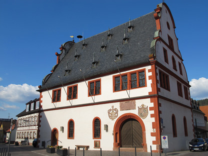 Odenwald - Wandern nach Budapest: Historisches Rathaus von Brgstadt am Main