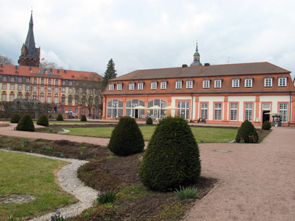 Odenwald. Zum Erbacher Schloss gehrt auch die Orangerie (heute Caf und Elfenbeinmuseum) und der Schlossgarten