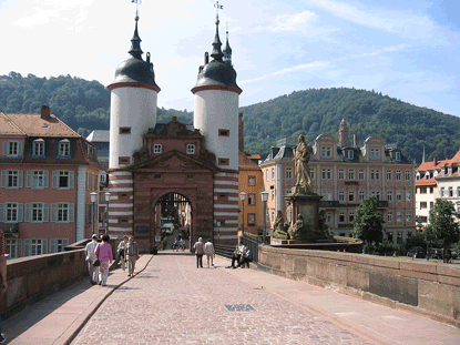 Wanderung von Heidelberg nach Budapest: Brckentor mit seinen 28 m hohen Trmen befindet sich auf der Stadtseite der "Alten Brcke" von Heidelberg