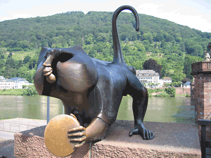 Wanderung Odenwald. Der Brckenaffe an der Alten Brcke von Heidelberg