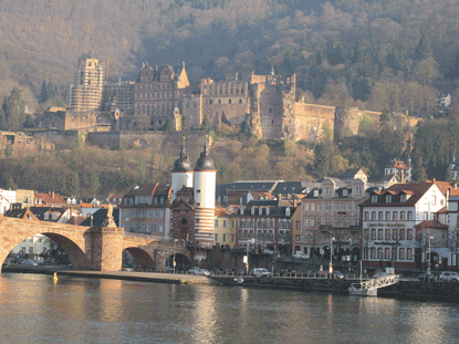 Von Heidelberg nach Budapest: "Alte Brcke" von Heidelberg (Karl-Theodor-Brcke) von 1788 im Hintergrund mit dem Heidelberger Schloss
