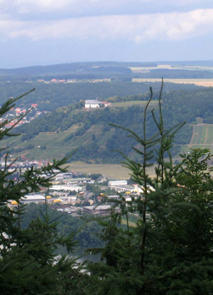 Odenwald. Auf einer Anhhe vor Miltenberg ist das Franziskanerkloster Engelberg zu sehen. 