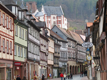 Wanderung durch den Odenwald: Die Fugngerzone von Miltenberg am Main.