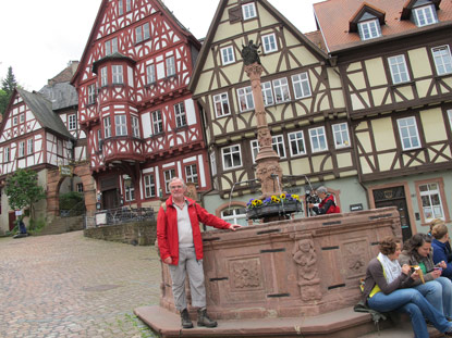 Odenwald Wanderung: Marktbrunnen in Miltenberg am Main