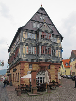 Wandern Heidelberg nach Budapest: Gasthaus "Zum Riesen" in Miltenberg - Gasthaus "Zum Riesen" in Miltenberg - wahrscheinlich das lteste Gasthaus in Deutschland