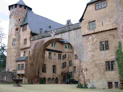 Wandern durch den Odenwald. Torbogen von 1588 am Schloss Frstenau im Ortsteil Steinbach von Michelstadt.