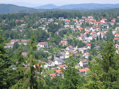 Wandern durch den Odenwald: Blick vom Teltschikturm auf Wilhelmsfeld im Odenwald