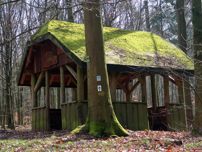 Heinrich Wind Htte steht auf dem Weg vor dem Kreuzberg im Odenwald