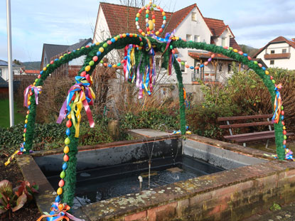 Der zu Ostern geschmckte Brunnen in Affolterbach