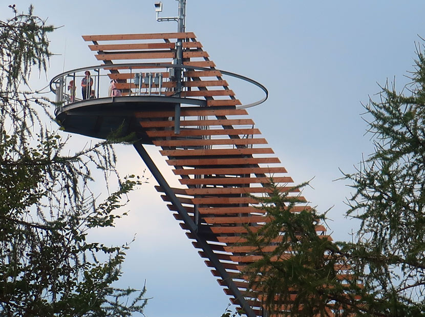 Der Aussichtsturm "Himmelsleiter" auf der Trromm im Odenwald