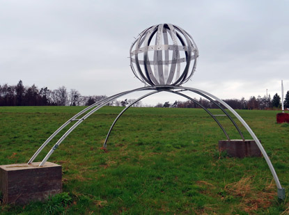 Die Skulptur "Balance" steht im 