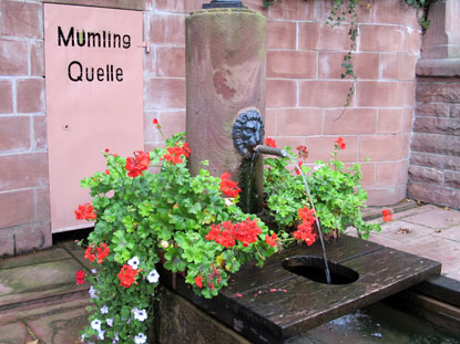 Zwlfrhrenbrunnen. Die Rhren werden von Lwenkpfen eingefasst