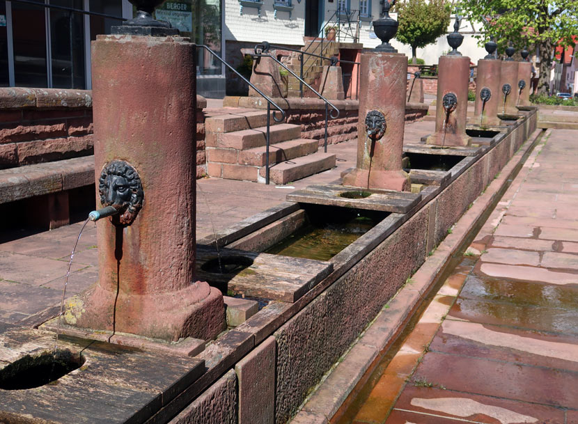 Der Zwlfrhrenbrunnen (Mmlingquelle) in Beerfelden