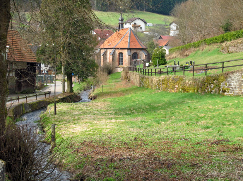 Die ehemalige Wallfahrtskirche mit Grenzflu zwischen Hessen und Baden- Wrttemberg in Schllenbach