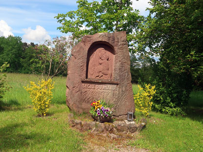 Gedenkstein auerhalb von Donebach mit Rastplatz