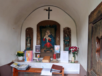 Blick in den Innenraum der Scholze Kapelle in nglert