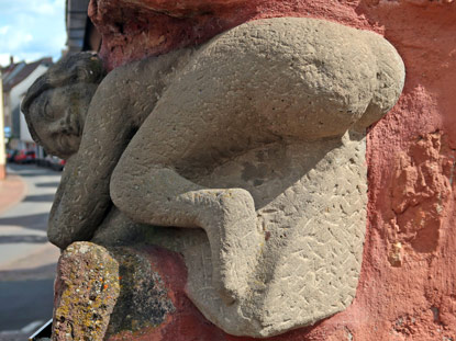 Skulptur vom Blecker am Zunfthaus Narrhalla