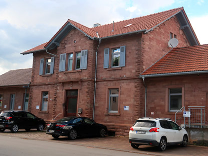 Hier am Buchener Bahnhof endet / beginnt der Wanderweg von Laudenbach