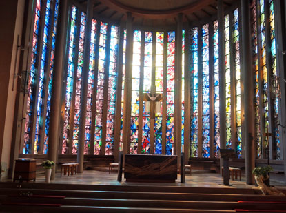 Der Altarraum der St. Oswald-Kirche in Buchen wurde 1958-61 modern gestaltet
