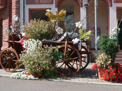 Walld�rn: Geschm�ckter Leiterwagen auf der Hauptstra�e