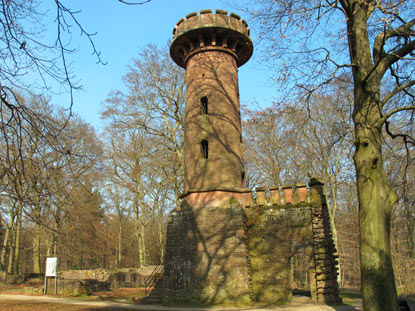 Burgensteig Odenwald: Aus den Trmmern des frheren Stephanskloster wurde im 19. Jh. der Heiligenbergturm errichtet. 